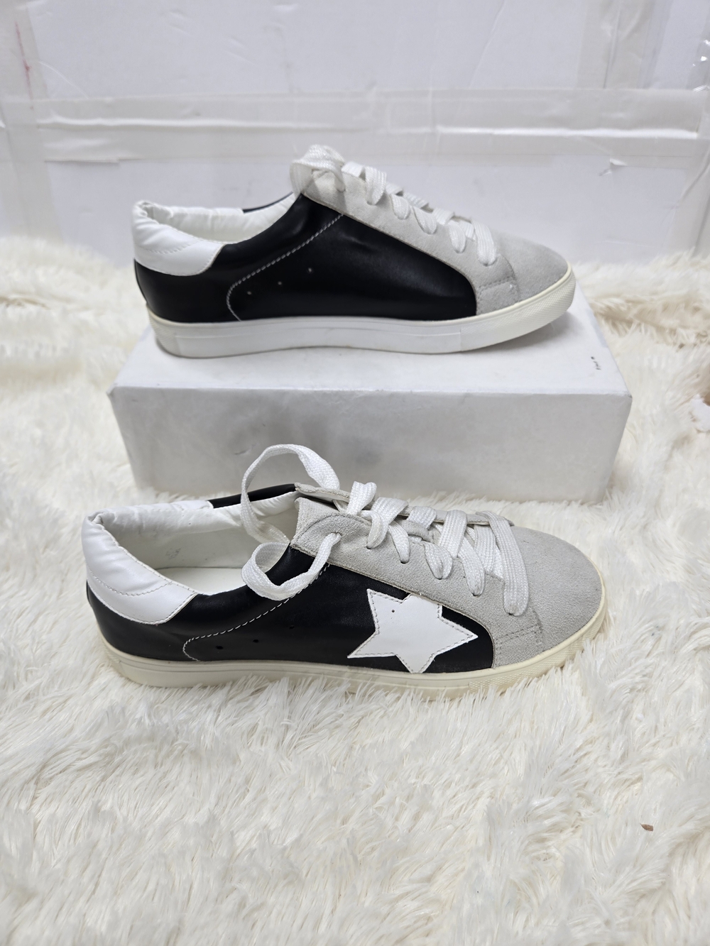 La Sheelah Women's Black and White Grey Star low Top Lace Up Sneakers Size 8.5